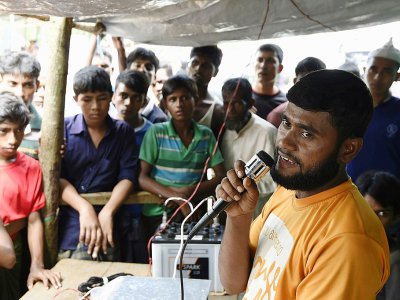 Nazir Ahmed, un Rohingya arrivé bébé au Bangladesh au début des années 1990, lance un appel pour les enfants perdus au camp de Kutupalong, le 23 septembre 2017 au Bangladesh - DOMINIQUE FAGET [AFP]