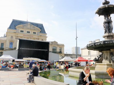 La scène a pris forme sur la place de Gaulle, au milieu du marché. - Célia Caradec
