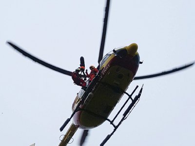 Hélicoptère Dragon 76 mobilisé pour les recherches. - Eric Mas