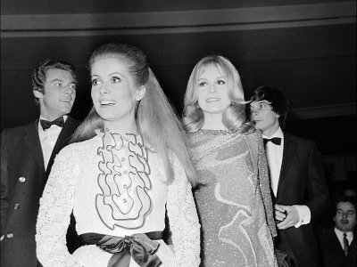 Françoise Dorléac et sa soeur Catherine Deneuve à la première de la comédie musicale "Les demoiselles de Rochefort", à Paris, le 8 Mars 1967 - [AFP/Archives]