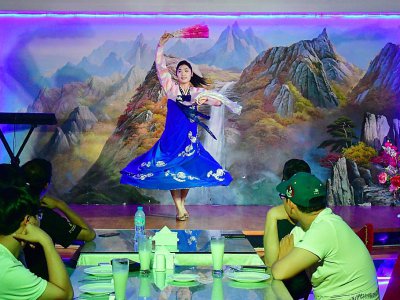 Spectacle de danse traditionnelle dans le restaurant nord-coréen Pyongyang Okryu-gwan, à Dubaï, le 21 septembre 2017Spectacle de danse traditionnelle dans le restaurant nord-coréen Pyongyang Okryu-gwan, à Dubaï, le 21 septembre 2017 - GIUSEPPE CACACE [AFP]