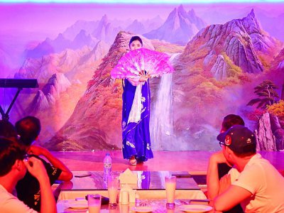 Spectacle de danse traditionnelle dans le restaurant nord-coréen Pyongyang Okryu-gwan, à Dubaï, le 21 septembre 2017 - GIUSEPPE CACACE [AFP]