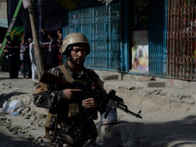 Des policiers afghans devant la mosquée chiite ul-Uloom, le 25 septembre 2017 à Kaboul - NOORULLAH SHIRZADA [AFP]