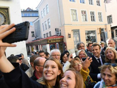Le président français Emmanuel Macron prend la pose dans les rues de Tallin, en marge du sommet européen, le 29 septembre 2017 - JANEK SKARZYNSKI [AFP]