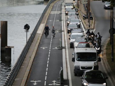 La nouvelle piste cyclable côté Seine sur les voies sur berges dans le 16e arrondissement - LUDOVIC MARIN [AFP/Archives]