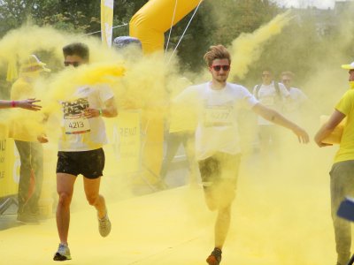 Courir avec de la poudre jaune rend l'effort plus amusant. - Léa Quinio