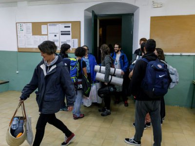 Des partisans du référendum d'indépendance s'installent pour la nuit dans un établissement scolaire de Figueras, en Catalogne, le 30 septembre 2017 - CESAR MANSO [AFP]