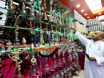 Un magasin de narguilé à Koweit le 29 septembre 2017 - Yasser Al-Zayyat [AFP]