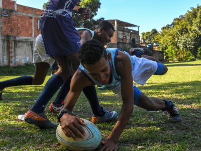 Des adolescents brésiliens pendant un cours de rugby dans la favela Morro do Castro à Rio de Janeiro le 1er septembre 2017 - Apu Gomes [AFP]