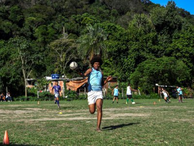 Lucas Aquino Chagas pendant un cours de rugby dans le bidonville Morro do Castro à Rio de Janeiro le 1er septembre 2017 - Apu Gomes [AFP]