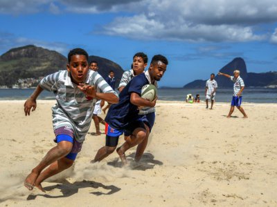 Des adolescents brésiliens pendant un tournoi de rugby à Icarai beach, dans le quartier de Niteroi, à Rio de Janeiro le 2 septembre 2017 - Apu Gomes [AFP]