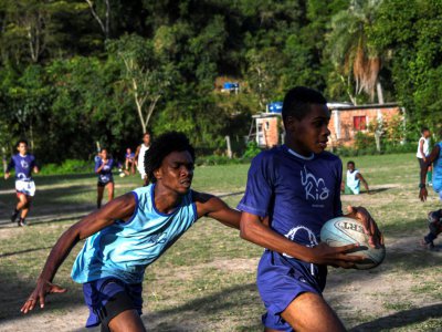 Des adolescents brésiliens pendant un cours de rugby dans le bidonville Morro do Castro à Rio de Janeiro le 1er septembre 2017 - Apu Gomes [AFP]
