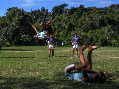 Des adolescents brésiliens pendant un cours de rugby dans le bidonville Morro do Castro à Rio de Janeiro le 1er septembre 2017 - Apu Gomes [AFP]