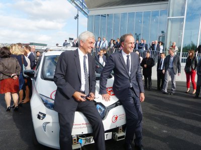 Les élus et leurs partenaires privés ont dévoilé la première voiture autonome. - Aurélien Delavaud
