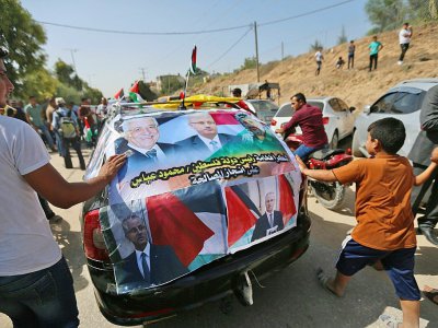 Une voiture couverte de portraits du Premier ministre palestinien Rami Hamdallah à Beit Hanun, dans la bande de Gaza, le 2 octobre 2017 - MOHAMMED ABED [AFP]