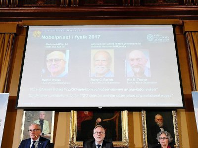 Les membres du comité Nobel de physique dont  le secrétaire-général de l'Académie des sciences, Göran Hansson (C) annoncent les noms des lauréats 2017 du Nobel de physique: (de G à D) Rainer Weiss, Barry Barish et Kip Thorne - Jonathan NACKSTRAND [AFP]
