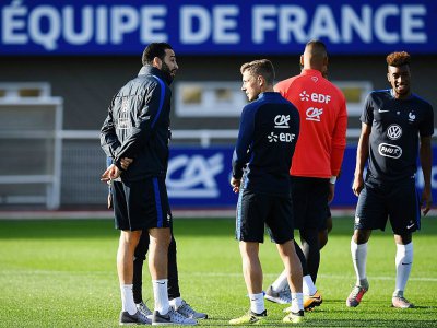 Les défenseurs Adil Rami (g) et Lucas Digne (c) discutent  lors d'un entraînement des Bleus, le 2 octobre 2017 à Clairefontaine - FRANCK FIFE [AFP]