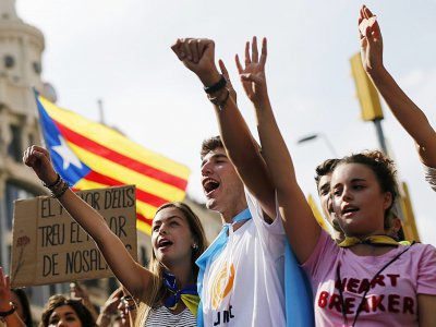 Manifestation de la Place d'Espagne vers la Place de Catalogne contre le référendum d'autodétermination, le 3 octobre 2017 à Barcelone - PAU BARRENA [AFP]