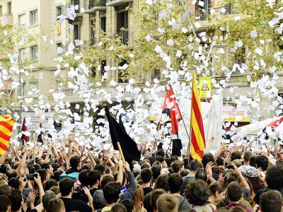 Des manifestants en faveur de l'indépendance de la Catalogne jettent des bulletins de votent en l'air, le 3 octobre 2017 à Barcelone - PIERRE-PHILIPPE MARCOU [AFP]