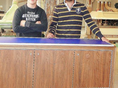 Les deux Nicolas, amis de promotion et fondateurs de leur entreprise à Creully mettent en valeur les meubles en bois. Créatifs et ambitieux, ils se lancent dans la décoration intérieure. - Arnaud Châtel