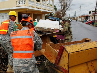 Des membres de la garde nationale évacuent des gravats après le passage de l'ouragan Maria, le 2 octobre 2017 à Humacao, à Porto Rico - Ricardo ARDUENGO [AFP]