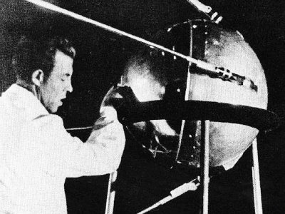 Photo de la Nasa prise en octobre 1957 d'un technicien  apportant des finitions au premier satellite artificiel Spoutnik - [NASA/AFP/Archives]