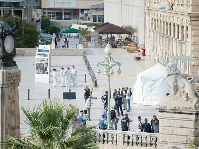 Une tente blanche a été montée sur le parvis de la gare Saint-Charles à Marseille le 1er octobre 2017, pour permettre aux enquêteurs de travailler - BERTRAND LANGLOIS [AFP]