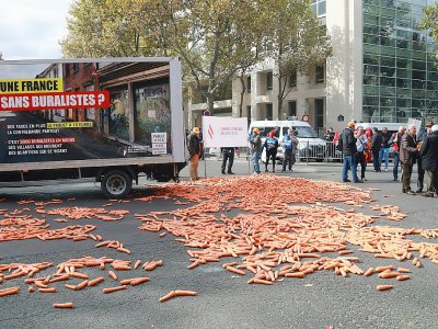 Manifestation de buralistes entre le ministère de la Santé et l'Assemblée nationale à Paris, le 4 octobre 2017 à Paris - JACQUES DEMARTHON [AFP/Archives]