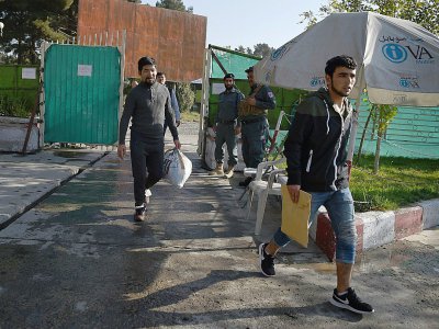 Des Afghans arrivent le 13 septembre 2017 à l'aéroport international de Kaboul après avoir été expulsés d'Allemagne - WAKIL KOHSAR [AFP/Archives]
