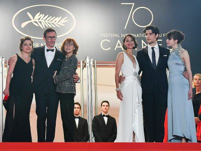 Anne Wiazemsky (3eG) le 21 mai 2017 au dernier Festival de Cannes avec l'équipe du film "Le Redoutable" de Michel Hazanavicius (2eG) - Alberto PIZZOLI [AFP/Archives]