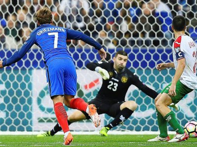 Antoine Griezmann inscrit le 3e but des Bleus contre la Bulgarie en qualification pour le Mondial-2018 à Saint-Denis, le 26 october 2016 - FRANCK FIFE [AFP/Archives]