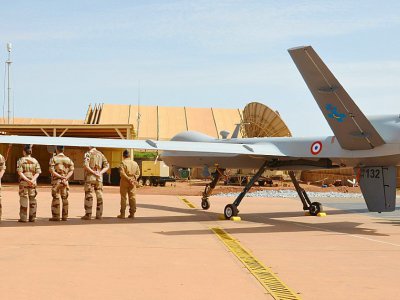 Des soldats français à côté d'un drone stationné sur la base aérienne de Niamey, au Niger, le 31 juillet 2017 - BOUREIMA HAMA [AFP/Archives]