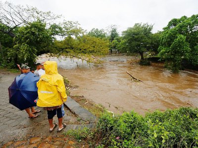 Des habitants regardent les inondations provoquées par le passage de la tempête Nate, le 5 octobre 2017 à Masachapa, au Nicaragua - INTI OCON [AFP]