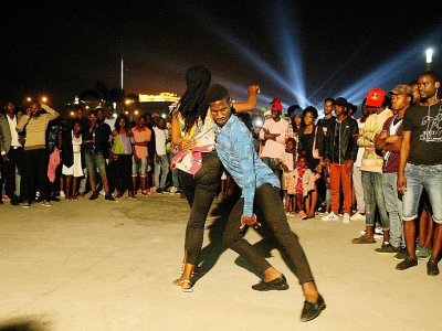 Un couple fait une démonstration de kizomba, le 27 août 2017 à Luanda - AMPE ROGERIO [AFP]