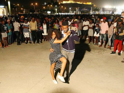Un couple danse la kizomba dans le quartier de Mabor, le 27 août 2017 à Luanda - AMPE ROGERIO [AFP]