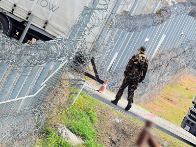 Un soldat hongrois patrouille à Tompa à la frontière avec la Serbie le 6 avril 2017 - ATTILA KISBENEDEK [AFP/Archives]