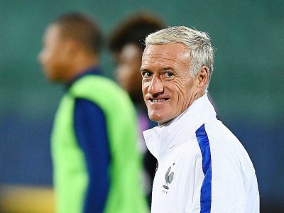 Didier Deschamps, à l'entraînement le 6 octobre 2017 à Sofia, espère qualifier les Bleus dès samedi soir - FRANCK FIFE [AFP]