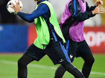 Kylian Mbappe et Antoine Griezmann, à l'entraînemlent le 6 octobre 2017 à Sofia,  sont attendus pour marquer des buts - FRANCK FIFE [AFP]