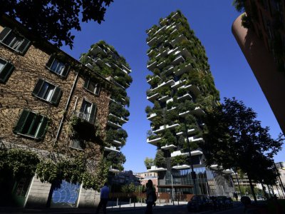 Les "forêts verticales" contrastent avec certains édifices classiques du quartier Porta Nuova à Milan - MIGUEL MEDINA [AFP]