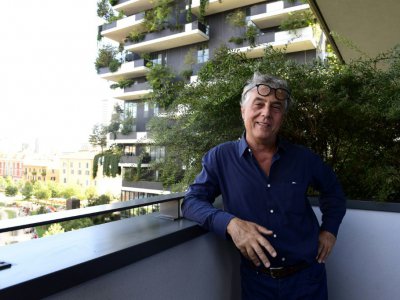 L'architecte et urbaniste italien Stefano Boeri sur le balcon d'une des tours du "Bosco Verticale" qu'il a conçu à Milan - MIGUEL MEDINA [AFP]
