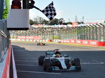 Le Britannique Lewis Hamilton (Mercedes) franchit en vainqueur la ligne d'arrivée du GP du Japon, le 8 octobre 2017 à Suzuka - KAZUHIRO NOGI [POOL/AFP]