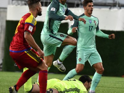 L'attaquant vedette du Portugal Cristiano Ronaldo (c) buteur face à Andorre en qualif pour le Mondial-2016, le 7 octobre 2017 à Andorre-la-Vieille - PASCAL PAVANI [AFP]