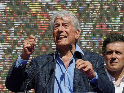 L'écrivain péruvien Mario Vargas Llosa harangue la foule lors d'une manifestation à Barcelone le 8 octobre 2017 - JORGE GUERRERO [AFP]