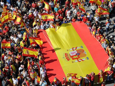 Des manifestants déploient le drapeau espagnol le 8 octobre 2017 à Barcelone - LLUIS GENE [AFP]