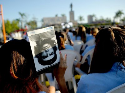 Des Cubains lors des 50 ans de la mort du guérillero argentin Ernesto "Che" Guevara, le 8 octobre 2017 à Cuba - YAMIL LAGE [AFP]