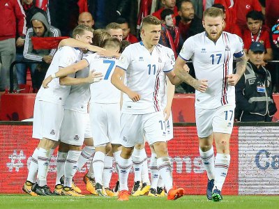 L'Islandais Johann Gudmundsson (g) est congratulé par ses équipiers après un but face à la Turquie en qualif pour le Mondial-2018, le 6 octobre 2017 à Eskisehir (Turquie) - STR [AFP/Archives]