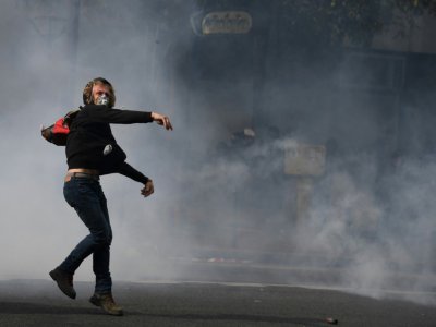 Un manifestant lance un projectile pendant une manifestation à Paris contre la réforme du code du travail le 12 septembre 2017 - ALAIN JOCARD [AFP/Archives]
