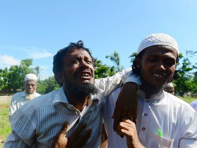 Alif Jukhar, réfugié rohingya, vient d'enterrer ses deux parents décédés dans la naufrage en passant de la Birmanie au Bangladesh le 9 octobre 2017 - MUNIR UZ ZAMAN [AFP]