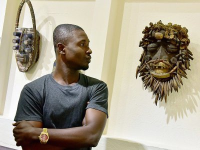 Un visiteur contemple un masque africain au musée des civilisations à Abidjan, le 29 septembre 2017, dans le cadre de l'exposition "Renaissance" - ISSOUF SANOGO [AFP]
