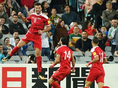 L'attaquant Omar Al Soma (g) ouvre le score pour la Syrie en qualif pour le Mondial-2018, le 10 octobre 2017 à Sydney - SAEED KHAN [AFP]